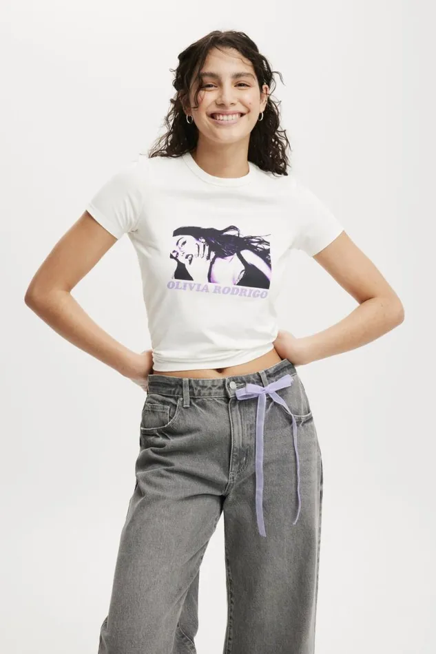 Fitted Lcn Graphic Longline Tee Lcn Br Olivia Rodrigo Photographicvintage Wh Women Cotton On Tops